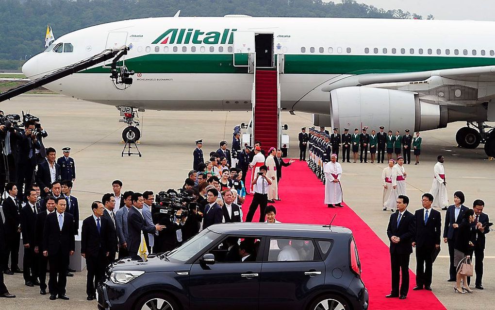 De aankomst van paus Franciscus in Zuid-Korea. beeld EPA