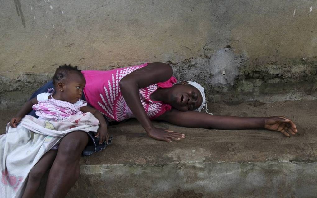 Een Liberiaanse vrouw huilt in de hoofdstad Monrovia om de dood van een familielid aan ebola, vorige week. beeld EPA