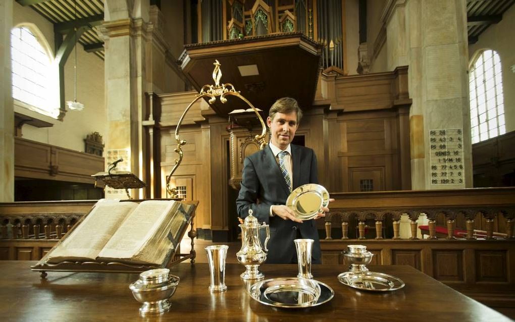 Juwelier Perry Rikkoert bij een avondmaalsservies in de hervormde kerk te Schoonhoven. beeld RD, Henk Visscher