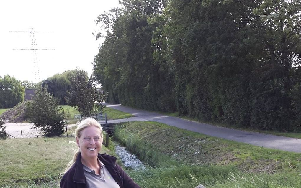 De herinneringspaal aan de Oude Veerweg in Dordrecht symboliseert de eerste mijlpaal van de inpoldering van het Dordtse Zeeland, zegt Aimée Bongers van hoveniersbedrijf De Biesbosch.  beeld Hans Berrevoets