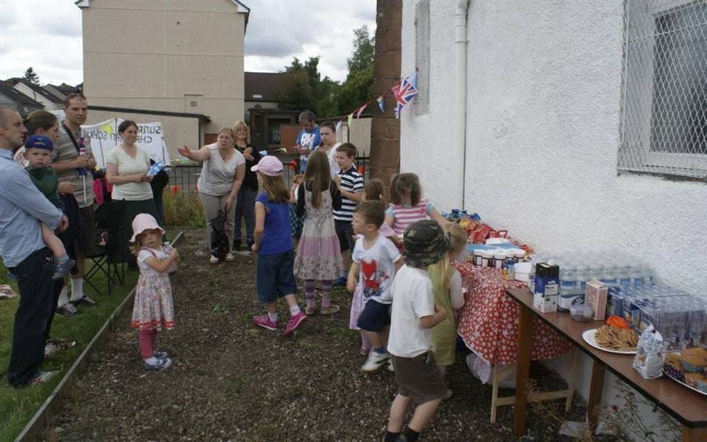 Bijeenkomst van ouders en ondersteuners van nieuwe Sunrise Christian School in Glasgow, zomer 2013. Beeld Sunrise Christian School