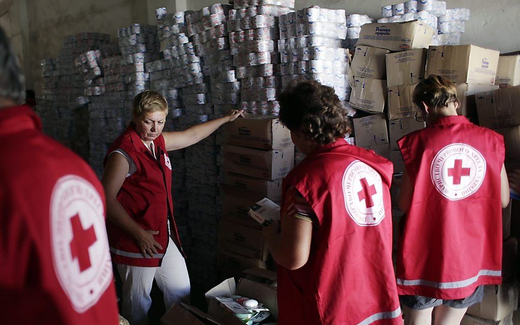 Inspectie van de hulpgoederen door het Rode Kruis. Beeld AFP