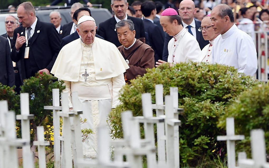 Paus Franciscus bezoekt in Zuid-Korea de 'Tuin voor geaborteerde kinderen'. De witte kruisen symboliseren kinderen die als gevolg van abortus niet levend ter wereld kwamen. beeld EPA