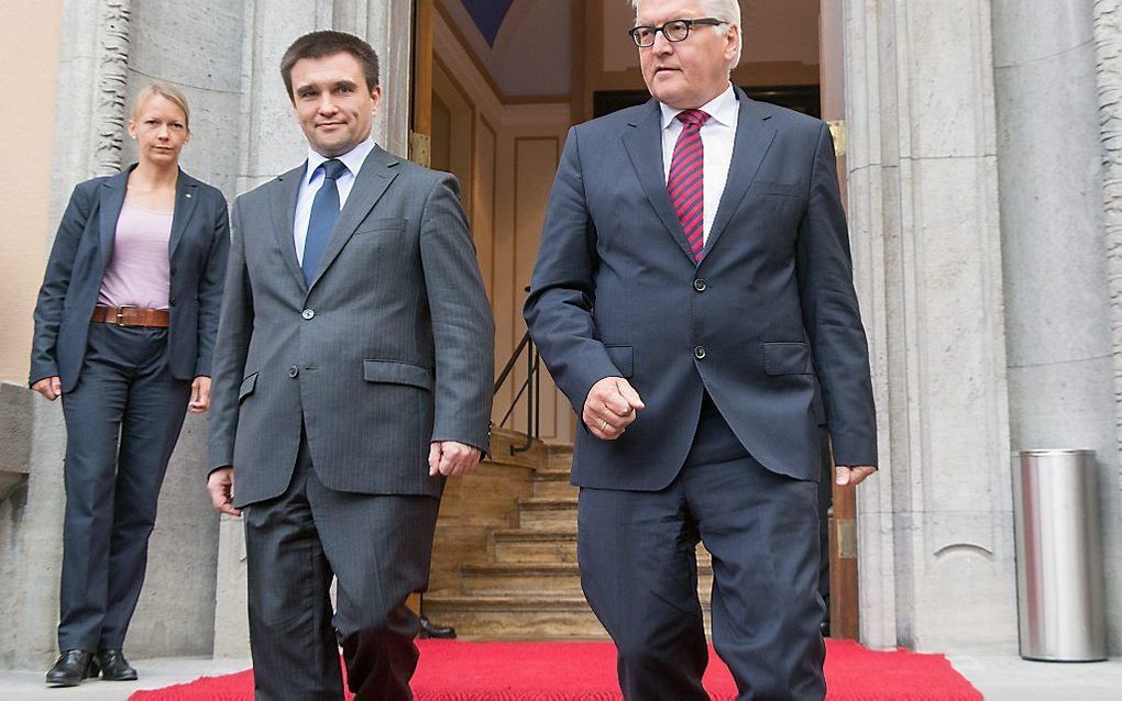 De Oekraïense minister van Buitenlandse Pavlo Klimkin (L) en zijn Duitse collega Frank-Walter Steinmeier. beeld EPA