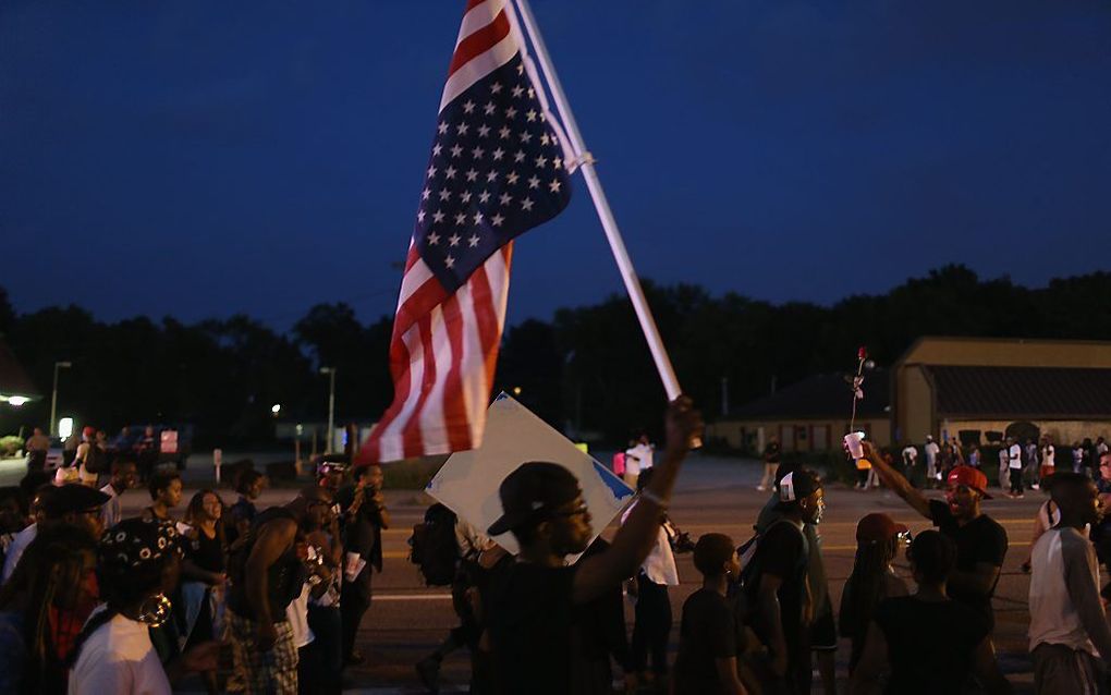 Protest in Ferguson, in de nacht naar dinsdag. Beeld AFP