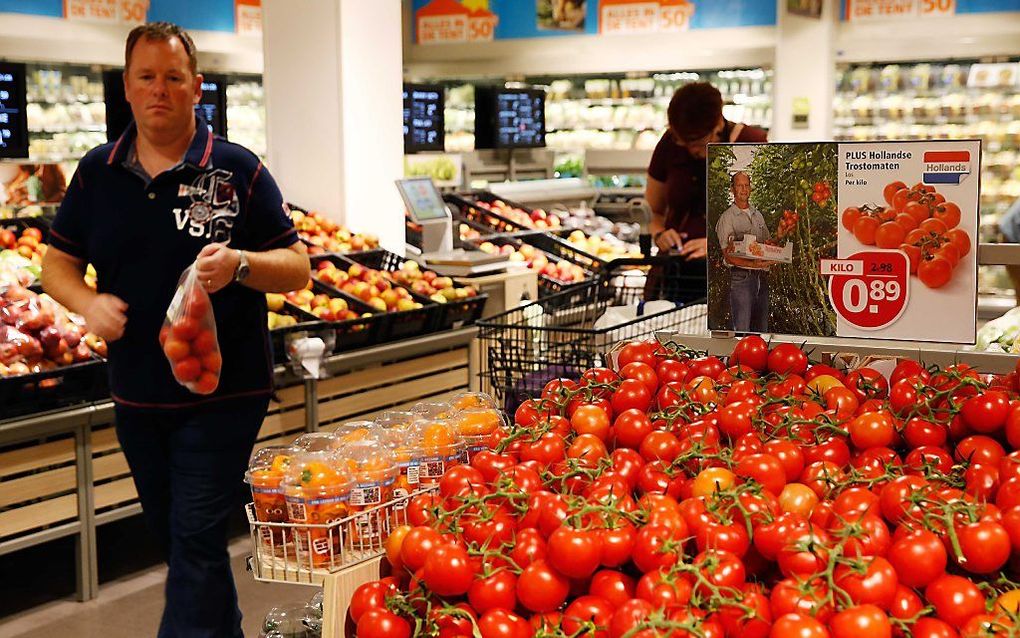 Supermarktketen PLUS promoot de Nederlandse tomaten in de schappen nu telers worden getroffen door de Russische boycot. Foto ANP