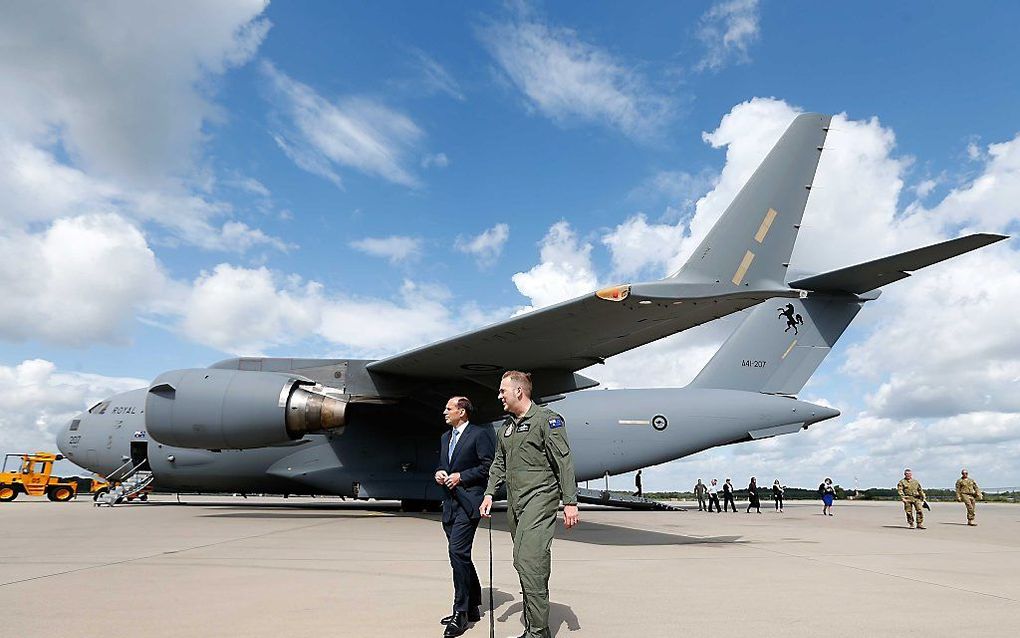 De Australische premier Abott bij één van de drie Australische C-17-transportvliegtuigen op de vliegbasis Eindhoven. beeld ANP