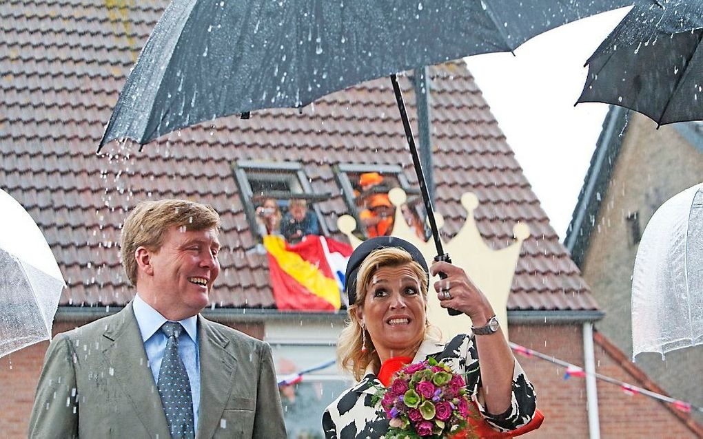 Van alle Nederlanders hadden de Zeeuwen het minste vertrouwen in Willem-Alexander toen hij koning werd. Op de foto het koningspaar tijdens een bezoek aan het Zeeuwse Wemeldinge op koninginnedag 2010. Foto ANP