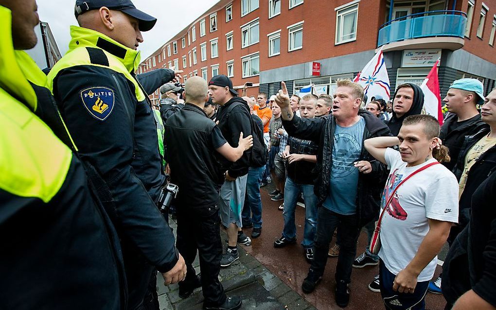 ME'ers en demonstranten in de Schilderswijk. Beeld ANP