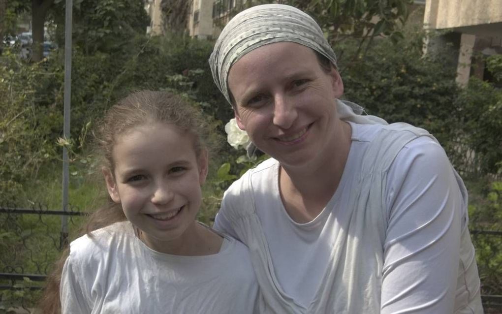 RAMAT GAN. Elisheva Gilboa, op de foto met haar oudste dochter Moriah, hoort raketten vanuit Gaza ontploffen. „We bidden veel.” beeld familie Gilboa