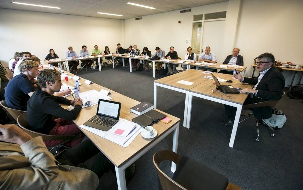 Gouda. Filosoof Jan Hoogland in gesprek met talentvolle christenjongeren die deze week een zomerschool in Gouda volgen. beeld Martin Droog