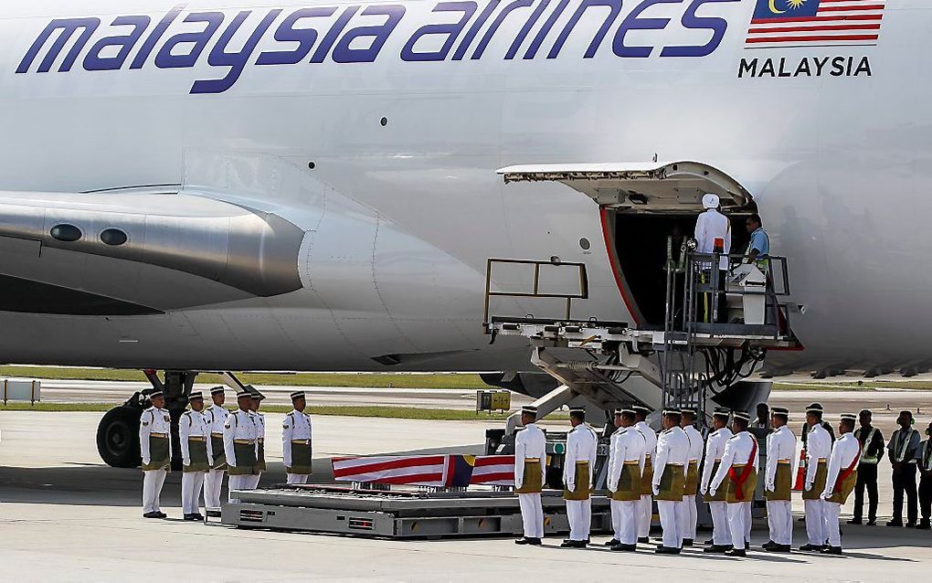 et vliegtuig met aan boord de stoffelijke overschotten van 20 Maleisische slachtoffers van de vliegramp van 17 juli, is geland in Kuala Lumpur. beeld EPA