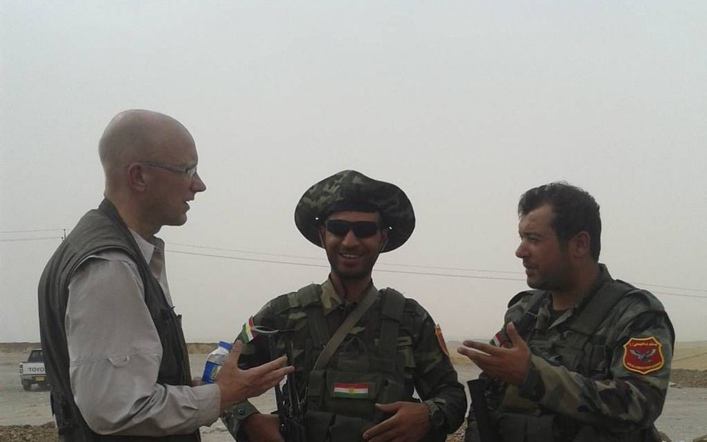 Hans Jaap Melissen interviewt Koerdische strijders, de zogeheten peshmerga’s in Noord-Irak, afgelopen dinsdag (foto links). Beeld Hans Jaap Melissen