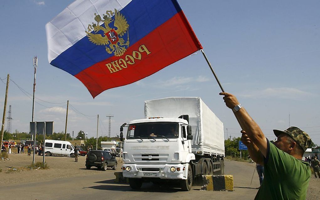 Het Russische konvooi steekt de Oekraïense grens over. beeld AFP