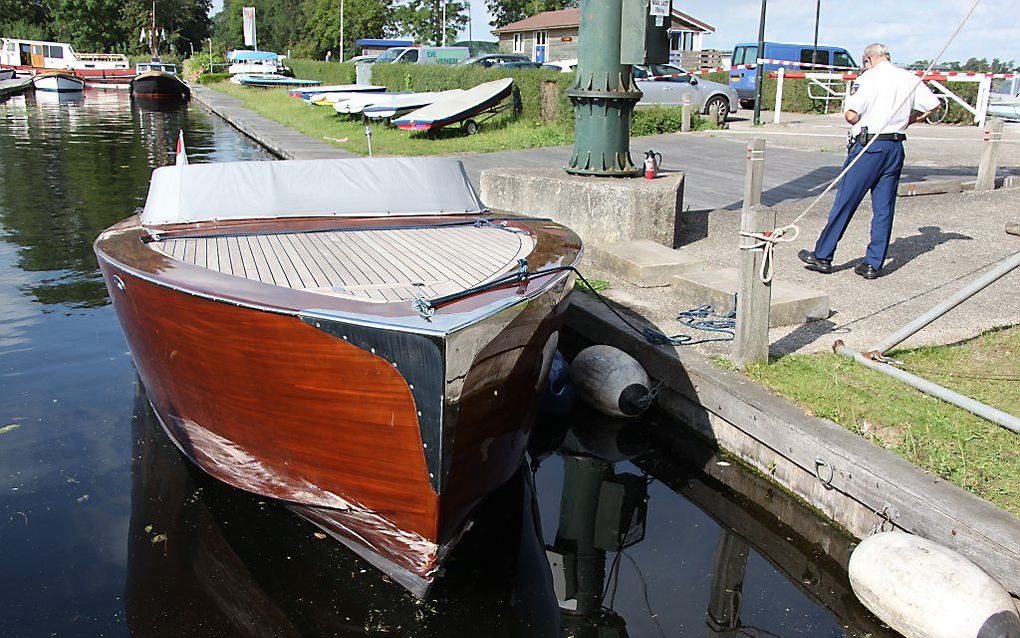 Een agent bij de boot die betrokken was bij een aanvaring op de Vinkeveense Plassen. Beeld ANP/PETERSHOTNEWS.NL