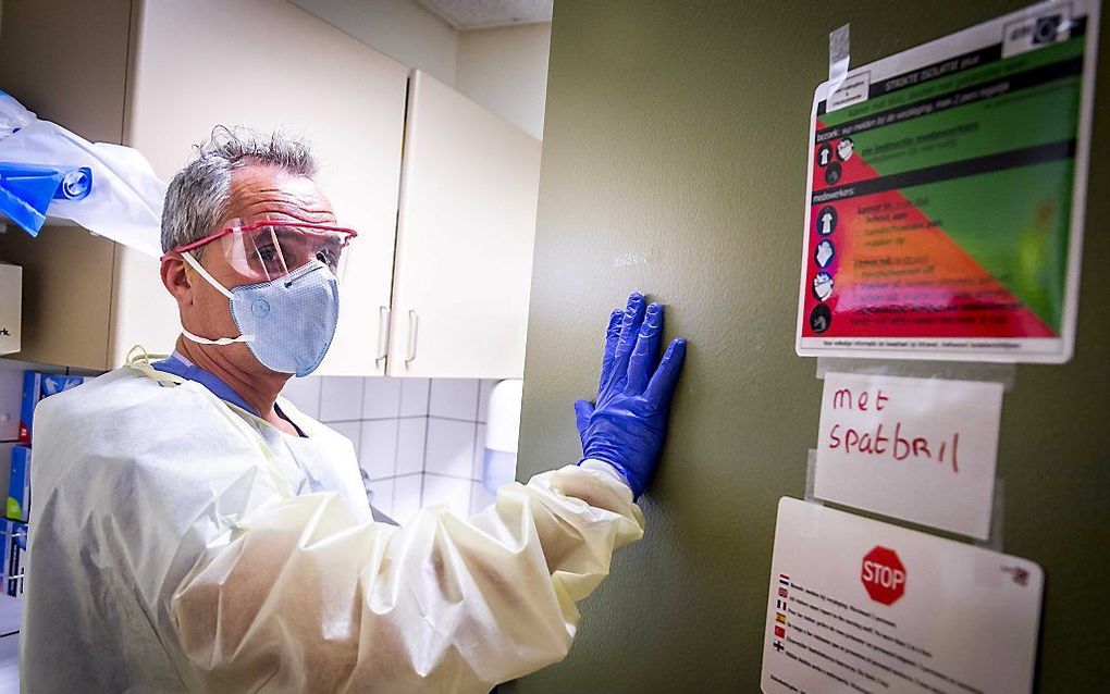 AMSTERDAM. Een verpleegkundige in steriele kleding in de sluis voor een isolatiekamer in het Academisch Medisch Centrum (AMC). Als er een patiënt met ebola in Nederland is, zal deze in een isolatiekamer van het AMC worden opgenomen of in een ander ziekenh