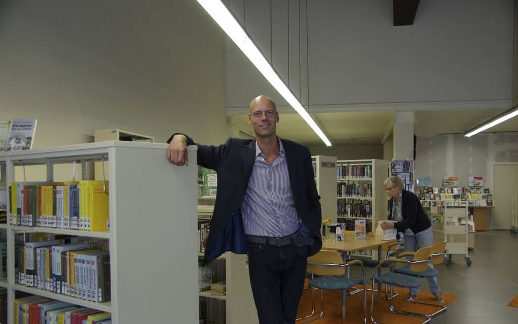 Tom Hoksbergen in een van de dertien burgerbibliotheken van Eindhoven. Deze is op zijn initiatief ontstaan. beeld RD