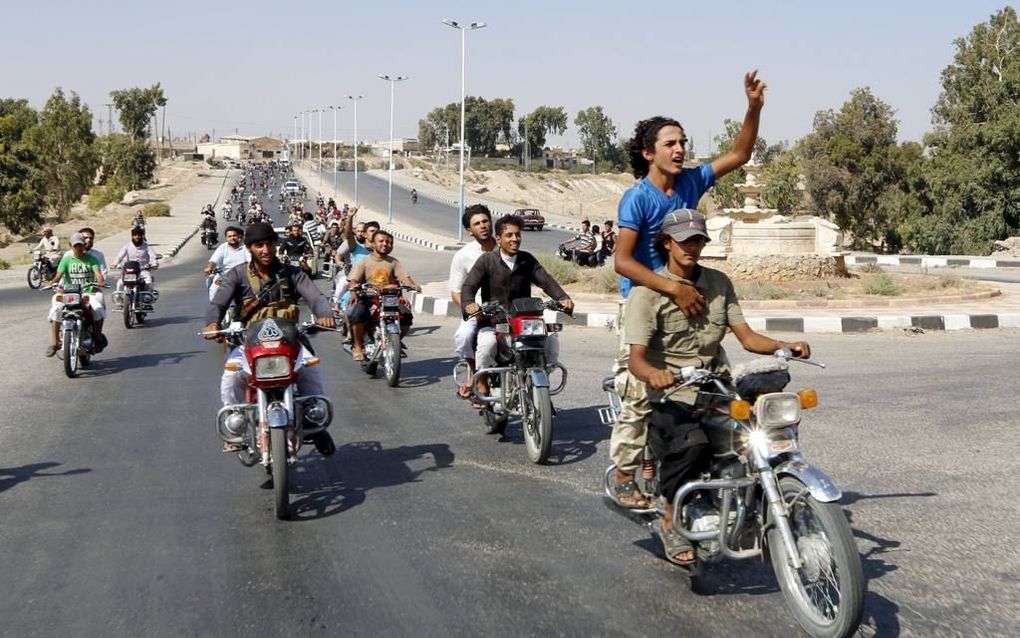 Inwoners van de Tabqa en islamitische militanten. beeld AFP