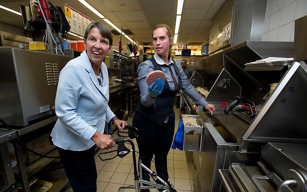 Klijnsma op bezoek bij een Wajonger. beeld ANP