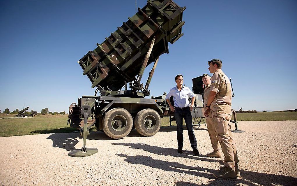 Minister-president Mark Rutte samen met de commandant der strijdkrachten generaal Tom Middendorp (M) op bezoek in Adana. Beeld ANP