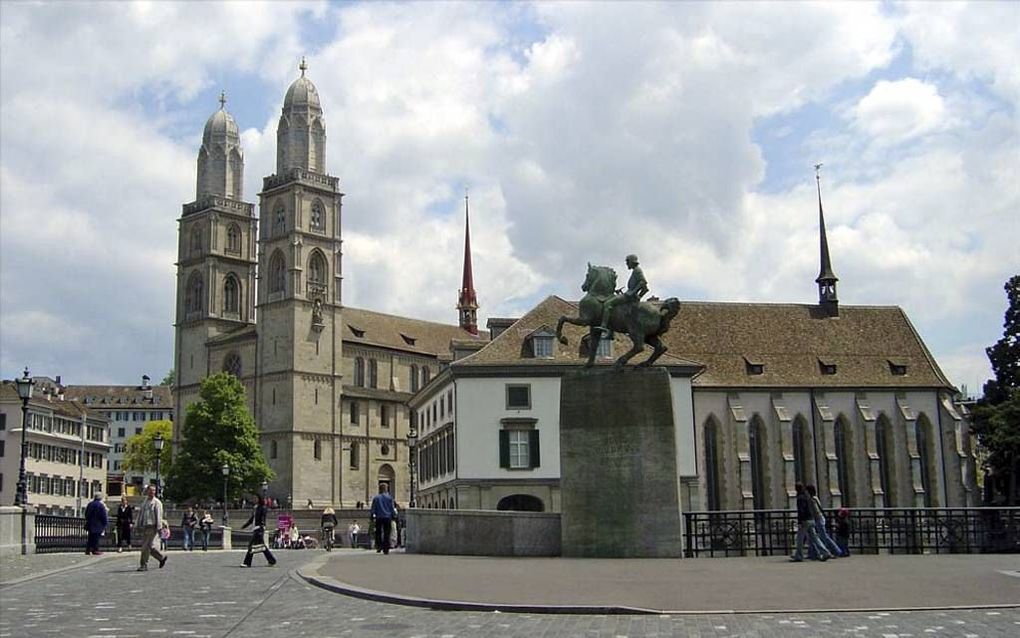 De gebouwen van de theologische faculteit van Zürich maken deel uit van het complex van de beroemde Grossmünster, de dominante hoofdkerk van de stad. Foto Wikimedia