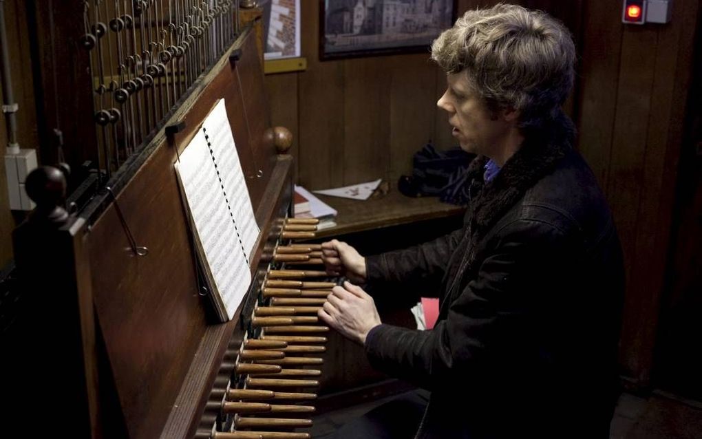 Gijsbert Kok achter de beiaard van de Grote Kerk in Den Haag. Beeld André Dorst