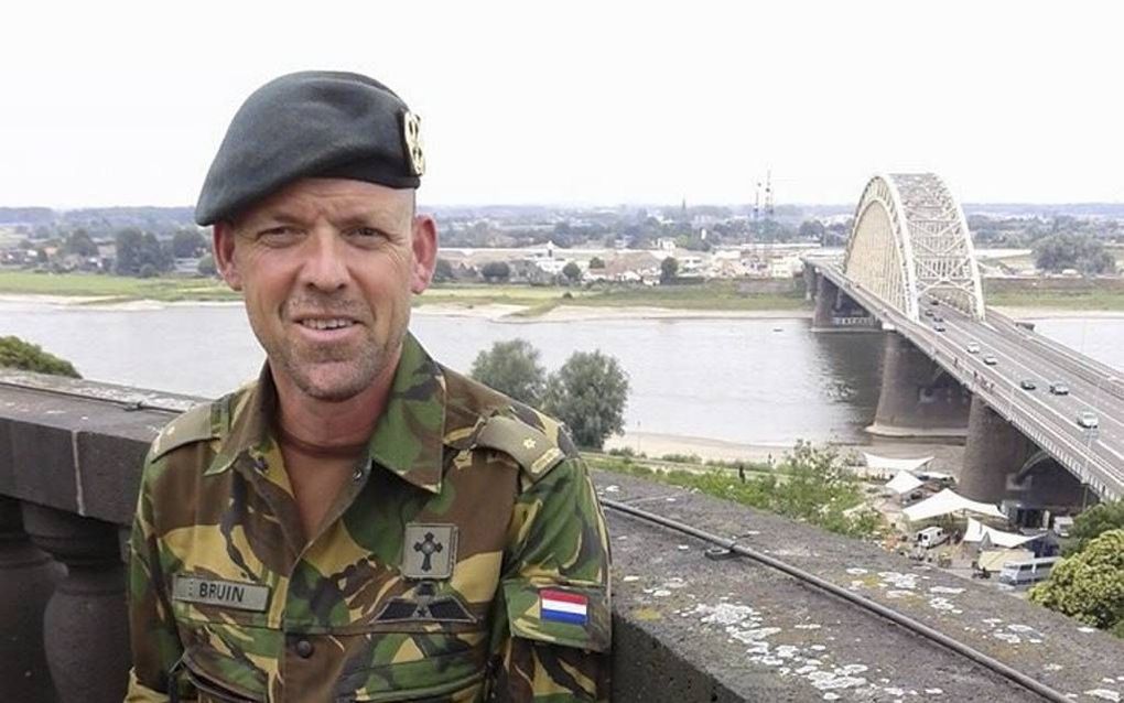 Ds. J. D. de Bruin, werkzaam bij de Luchtmobiele Brigade in Schaarsbergen, neemt op zaterdag 20 september als eerste predikant deel aan de paradropping op de Ginkelse hei. „Een hele happening.” beeld DGV