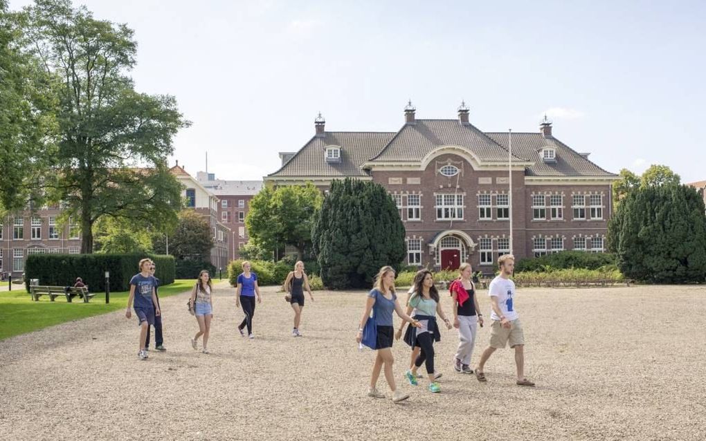 University College Utrecht zetelt in de voormalige Kromhoutkazerne, naast stadion Galgenwaard in de domstad. beeld Niek Stam