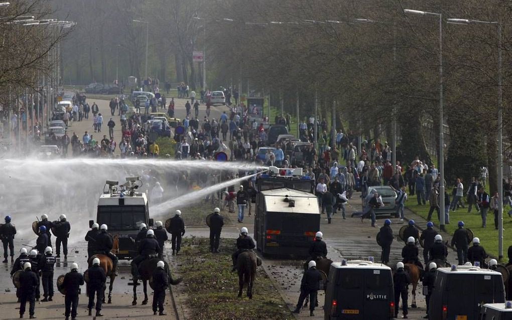 De politie in actie tijdens rellen na een voetbalwedstrijd. beeld ANP