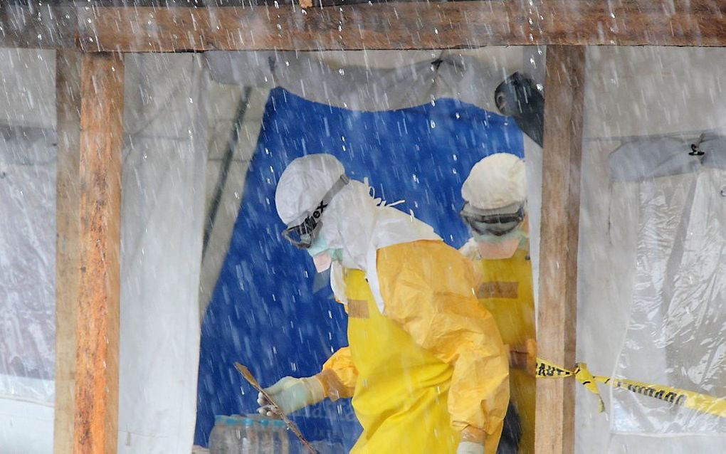 Medisch personeel in Monrovia, Liberia, waar veel mensen getroffen zijn door ebola. Beeld AFP