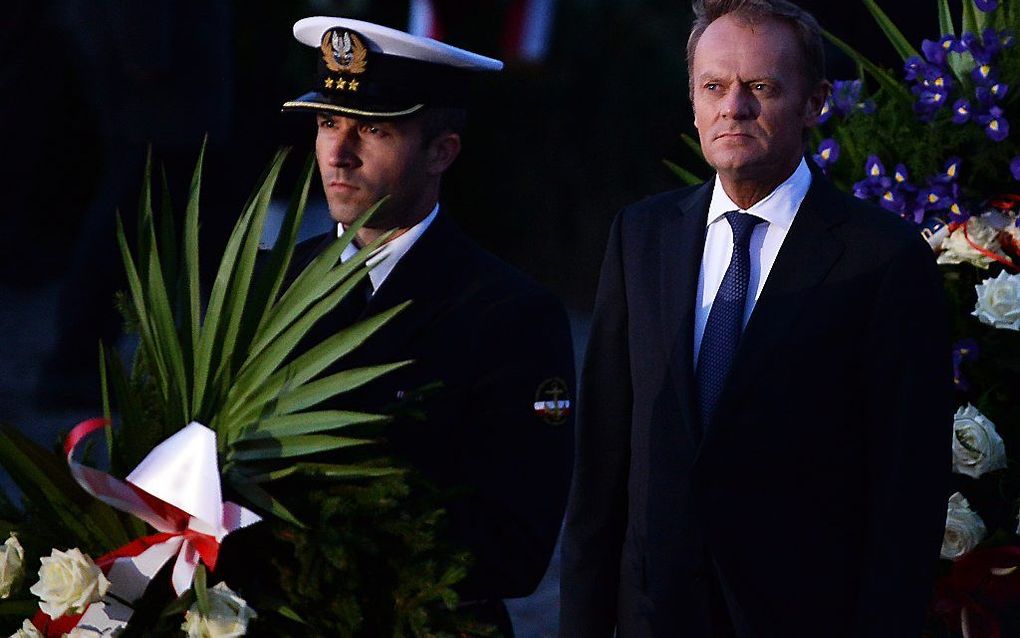 Tusk tijdens de kranslegging. beeld AFP