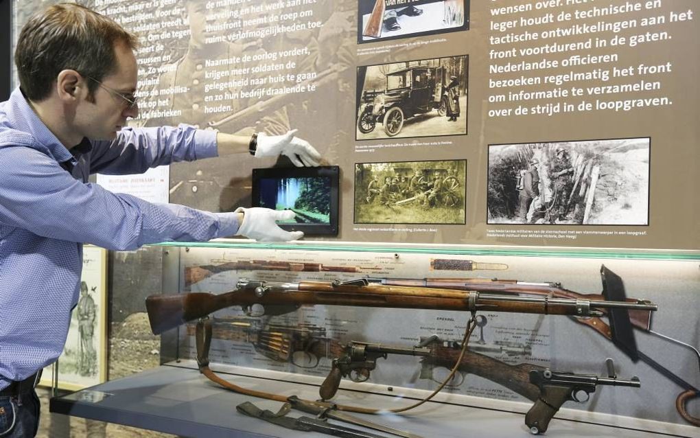 Conservator Cornelis van der Bas legt de laatste hand aan de expositie over Nederland in de Eerste Wereldoorlog. beeld VidiPhoto