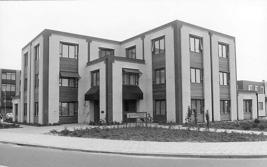 Het centraal bureau van de Gereformeerde Gemeenten (GG) in Woerden wordt grondig gerenoveerd. Foto: het bureau kort na de opening in 1983.   beeld RD, Sjaak Verboom