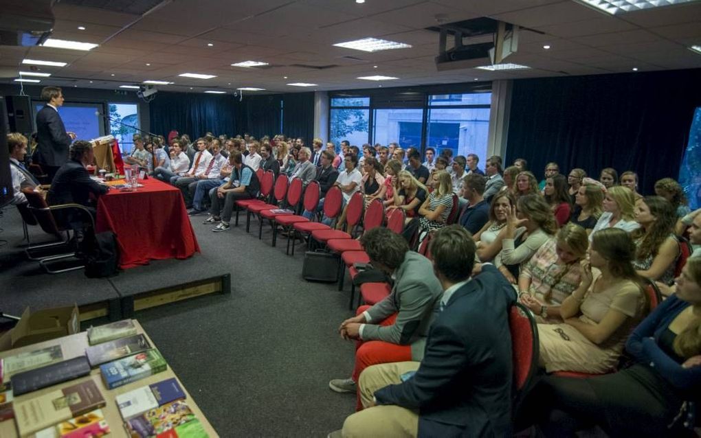 Ds. W. Pieters (Garderen) hield gisteren een ”Ad Fontes"-lezing voor CSFR-studenten in Rotterdam. Beeld Cees van der Wal