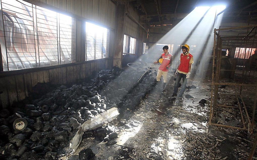 Uitgebrande textielfabriek in Bangladesh. Beeld AFP