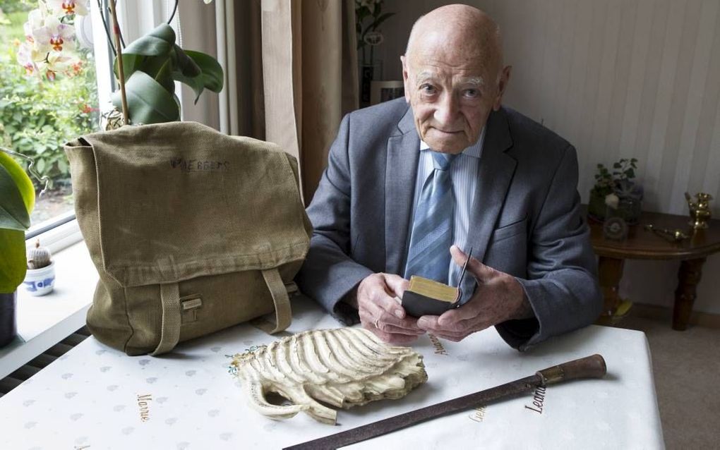 DOETINCHEM. B. Bulsink (87) met attributen uit zijn Indiëtijd: een legertas, het Bijbeltje van een Toradja, een olifantenkies, een klewang. beeld RD, Anton Dommerholt