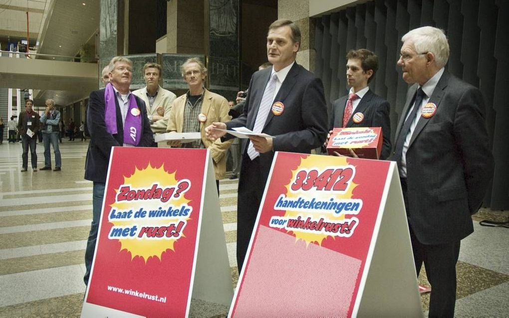 RMU-voorman Peter Schalk (r.) overhandigde in 2009 in de Tweede Kamer het resultaat van de actie Winkelrust aan de leden van de vaste Kamercommissie voor economische zaken. Winkelrust was een gezamenlijk initiatief van FNV, CNV, RMU en GMV in hun strijd t