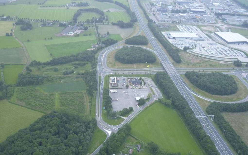 De gemeente Barneveld en de regio FoodValley (Gelderse Vallei) lobbyen voortdurend voor een beter knooppunt tussen de A1 en A30. Foto: het knooppunt vanuit een luchtballon. Foto geenhoogtevrees.nl