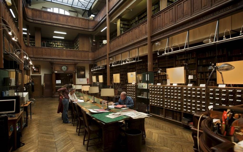 De Bibliotheque du Protestantisme Francais aan de Rue des Saints Pères. In deze bibliotheek worden Calvijn’s geschriften bewwaard. De woorden boven de deur van de leeszaal werden het motto van de reformatie: ”Post Tenebras Lux”, na de duisternis het Licht