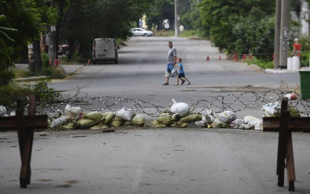 Prikkeldraad bij een checkpoint dat wordt bemand door gewapende pro-Russische separatisten in Marieoepol. beeld AFP