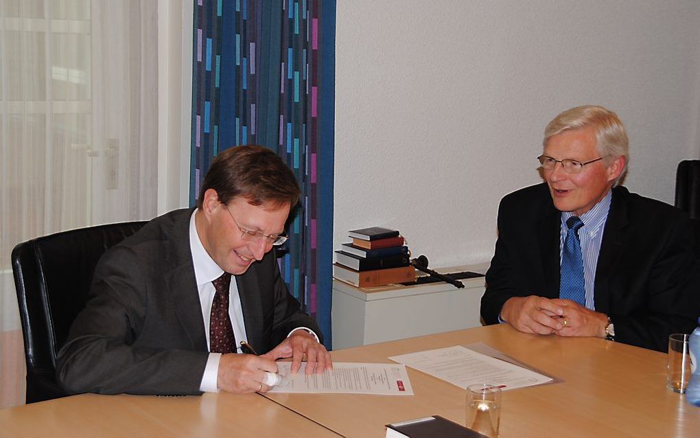 Rector prof. dr. H. G. L. Peels en president prof. dr. P. A. Lillback tekenden woensdagmorgen in Apeldoorn een samenwerkingsovereenkomst. beeld TUA