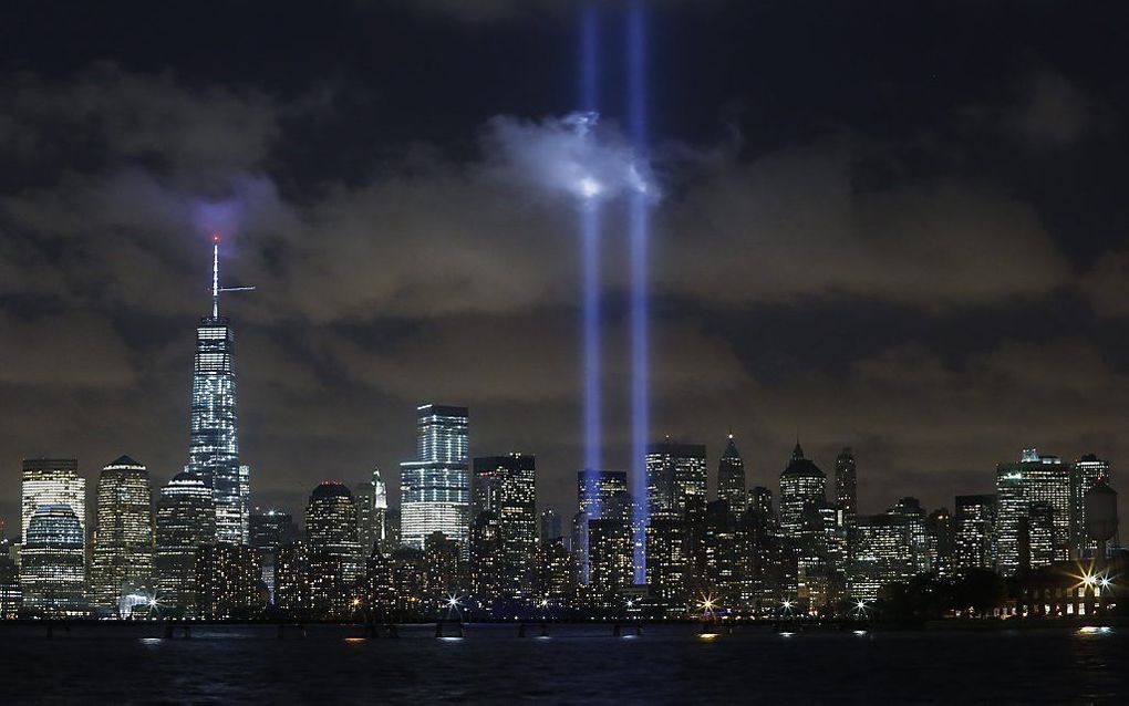 Twee lichtstralen markeren in de nacht van woensdag op donderdag in New York de plaats waar de Twin Towers stonden. beeld AFP