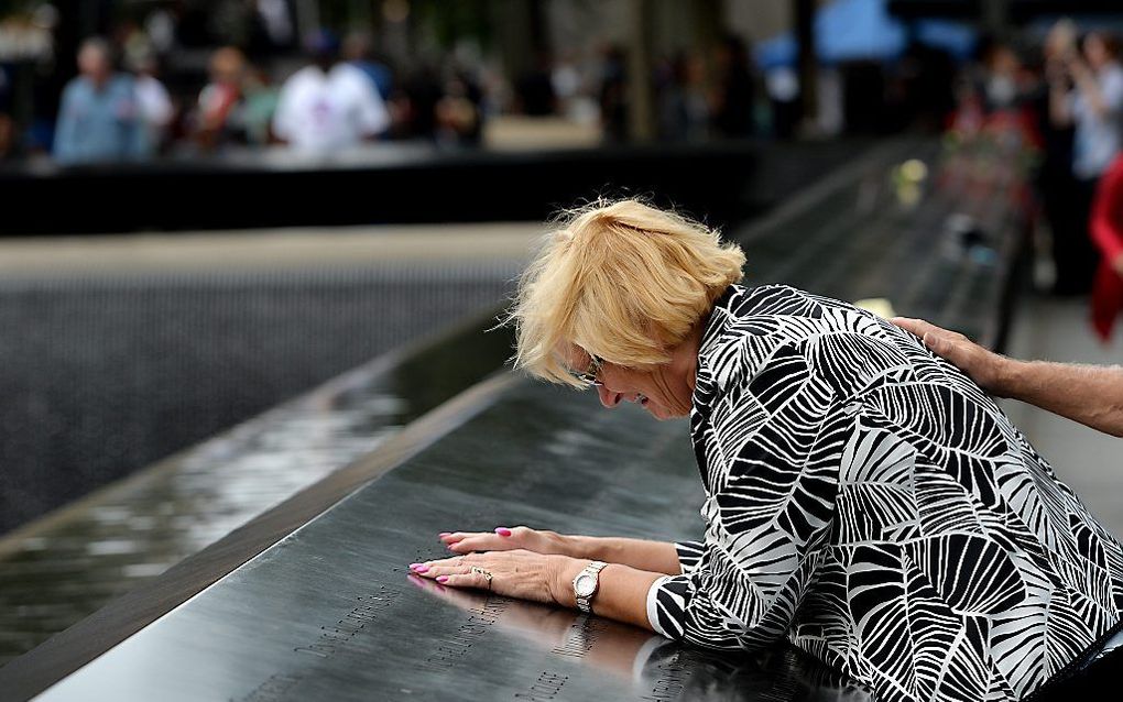 De Belgische Paola Braut rouwt bij de foto van haar zoon Patrice, op het monument op de plek van het World Trade Center in New York. Beeld EPA