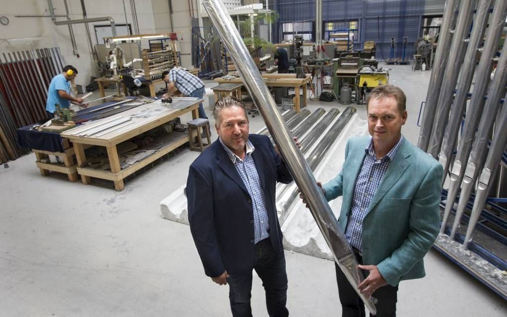 De directieleden Jos van Dijk (r.) en Rob Weber van de jubilerende orgelpijpenmakerij Stinkens in Zeist. Beeld RD, Anton Dommerholt