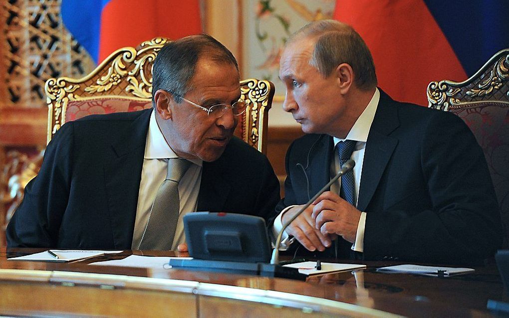 Lavrov (L) en de Russische president Poetin. beeld AFP