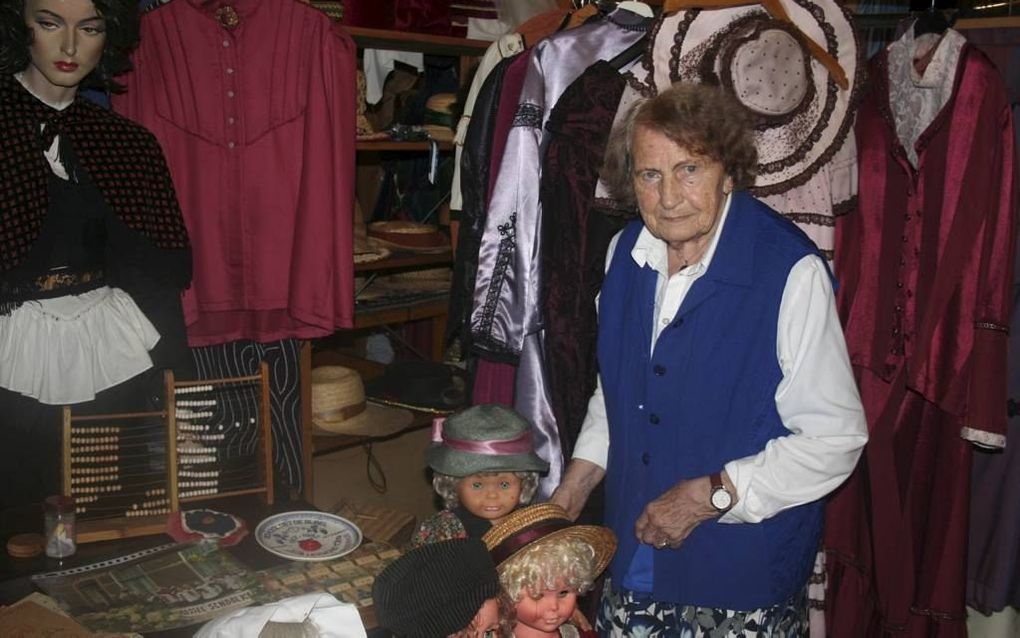 LEXMOND. Mevrouw Schep op haar kostuumzolder in haar boerderij. Daar worden vele verkleedpartijen gehouden. „Niemand is te dik, we vinden voor iedereen wat moois.” beeld André Bijl