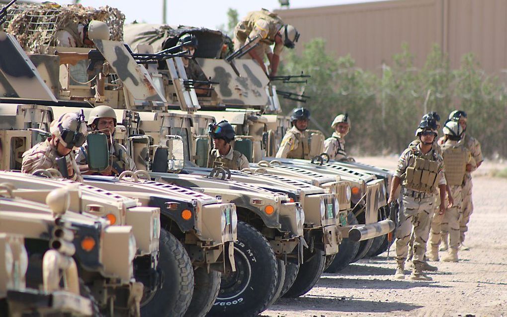 BASRA. Iraakse militairen trainen in de buurt van Basra. Het Iraakse leger is sinds juni in een felle strijd verwikkeld met terreurbeweging Islamitische Staat. beeld AFP