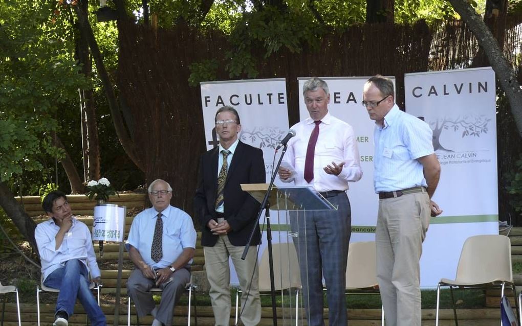 AIX-EN-PROVENCE. Tijdens de jubileumviering van de FJC werd een ”overeenkomst van wederzijdse erkenning en partnerschap” tussen de faculteit en de Theologische Universiteit Kampen (TUK) ondertekend. Op foto (v.l.n.r.) Kim Tran (directeur FJC), Pierre  Ber