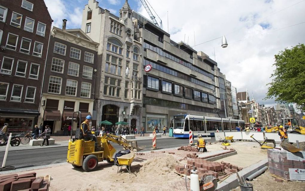 AMSTERDAM. Stadsvernieuwing in een historische binnenstad ligt erg gevoelig, zo blijkt uit een studie in Amsterdam. Het pand van C&A aan het Damrak werd gebouwd nadat het oude in 1963 door brand verwoest. Het wordt, met behoudt van onderdelen volgend jaar