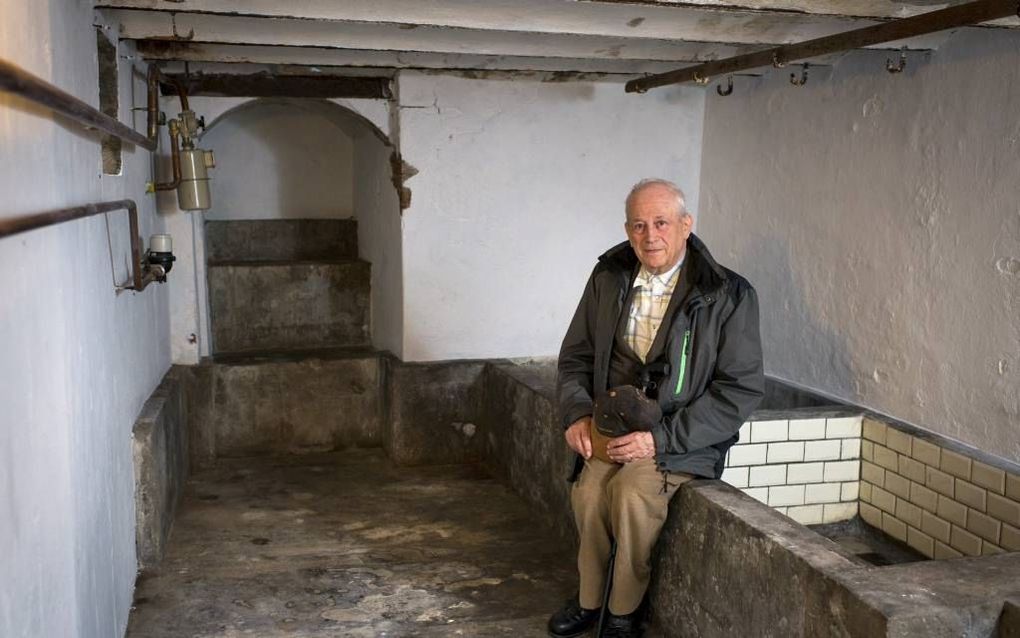 RENKUM. Oud-Renkumer G. A. W. van der Schouw in de schuilkelder waar hij tijdens operatie Market Garden twee weken verbleef. In de bakken rechts lagen de kinderen, op planken erboven de volwassenen. De betonnen plaat tegen de muur links is een restant van